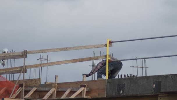 Ein Arbeiter Auf Der Dachbaustelle Dachdecker Der Der Struktur Arbeitet — Stockvideo