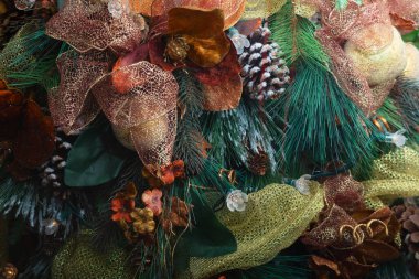 Noel ağacı süslemesi kozalak ve kurdele sarı ve kahverengi