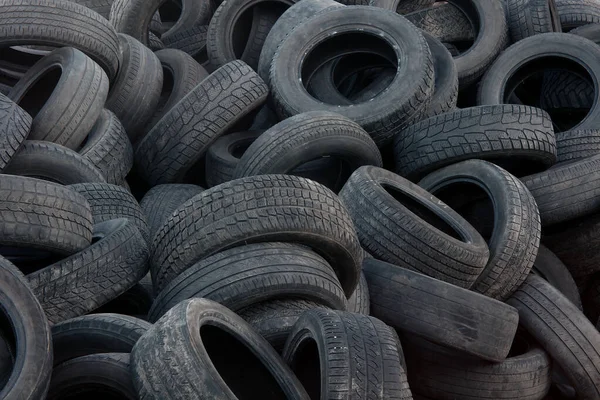 タイヤヒープゴムリサイクルスクラップ車両部品輸送産業汚染ガレージ廃棄物 — ストック写真