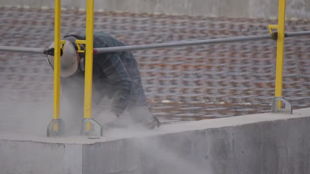 屋根の上にコンクリートを研削建設労働者手動工具ダストグラインダー作業 — ストック動画