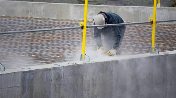 Homem Trabalho Telhado Canteiro Obras Concreto Trabalhando Com Moedor Poeira — Fotografia de Stock