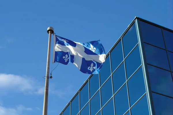 Quebec Canadá Bandeira Agitando Vento Frente Céu Construção Vidro Azul — Fotografia de Stock