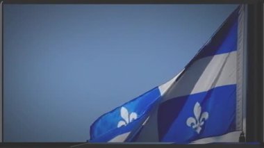 Rüzgarda dalgalanan Quebec bayrağı Kanada 'nın Fransız eyaletinin ulusal gününde vhs filmi