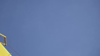 Vinç kaldırma inşaat alanı mavi gökyüzünde sarı ağır ekipman makineleri endüstrisi