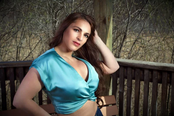 Baştan çıkarıcı kadın mavi retro tarzı kaşkorsan makyaj parkında bahar ormanı