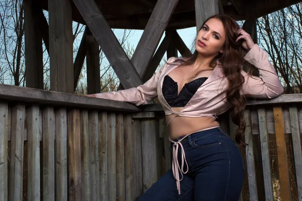 Parktaki güzel kadın zarafeti Uzun saçlı esmer