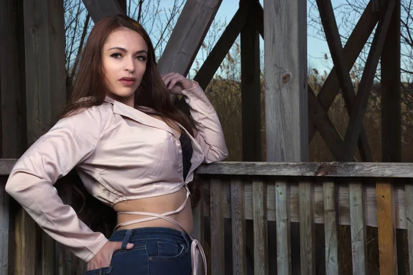 Parktaki güzel kadın zarafeti Uzun saçlı esmer