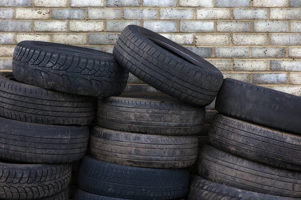 使用済みタイヤの山ゴムリサイクル自動車廃棄物ジャンク汚染 — ストック写真