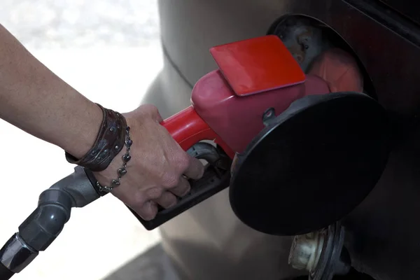 加油站的汽油价格手泵汽油危机燃油喷嘴汽车加油 — 图库照片