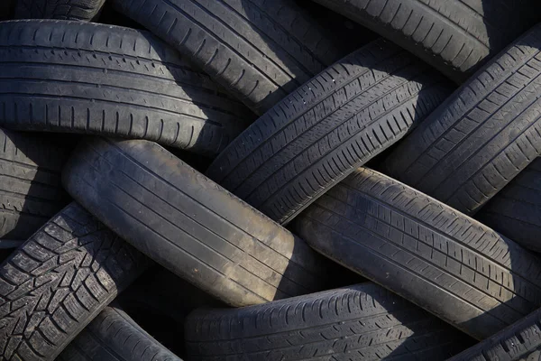 Recycling Gummisaison Gestapelte Reifen Wechseln Autoräder Schwarzer Müll Hintergrund — Stockfoto