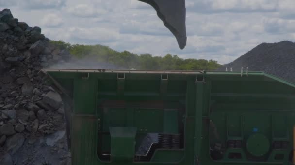 Schotter Maschine Schweres Förderband Auf Baustelle Brecher Fels Industriellen Brecher — Stockvideo