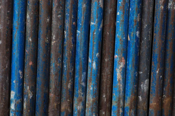 Tubos Azules Andamios Metálicos Oxidados Líneas Verticales Tubos Industriales Fondo — Foto de Stock