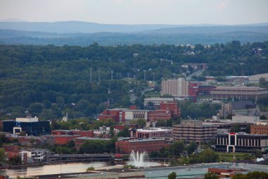 Sherbrooke şehri Quebec Kanada Estrie şehir merkezi nehir ve binaları