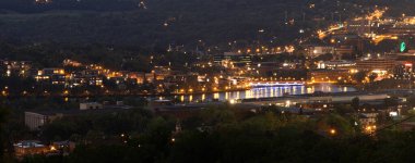 Sherbrooke şehir merkezinde geceleyin Magog nehri ve sokaklar Quebec, Kanada 'daki şehir manzarası kültürünü aydınlatıyor.