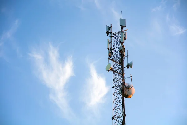 Communication Tower Wireless Technology Internet Broadcasting Smartphone Connection — Stockfoto