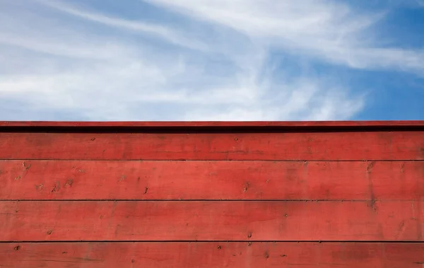 กระดานท องฟ าเส นแนวนอนส แดงพ วหล งคาส แดงและเมฆค ดลอกพ นหล — ภาพถ่ายสต็อก