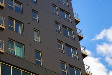 kahverengi ofis binası alüminyum cephe pencereleri ve balkonların iş yeri kulesi