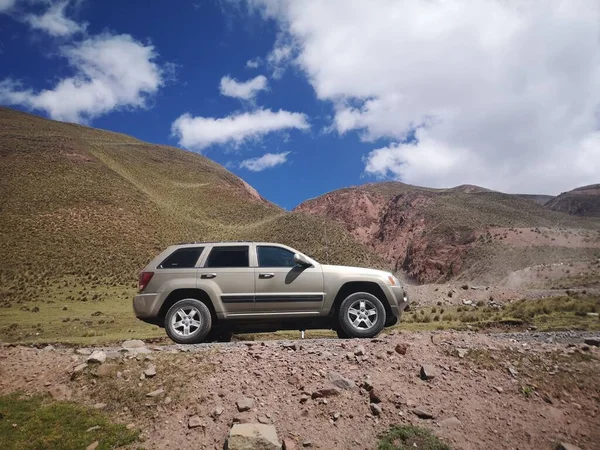 PAISAJE DE LA SIERRA PERUANA CON MI CAMIONETA DE MODELO
