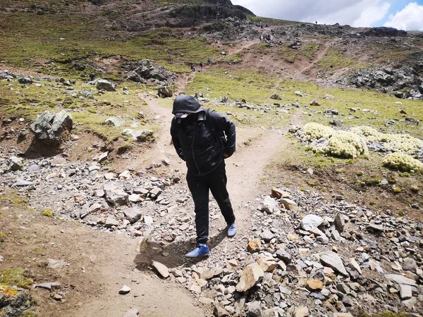 Hermano Caminando Por Sierra Peruana — Stock Photo, Image