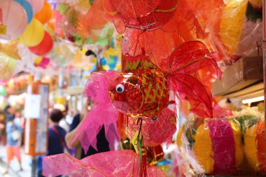 Geleneksel Çin fenerleri sonbahar festivali kutlaması için pazarda satılıyor, Honk Kong
