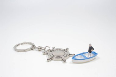 Küçük kaptan figürlü küçük bir tekne.