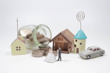 Zenginlik kavramı, ev, araba ve sevgili figürlü sikkeler.