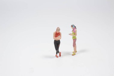 Beyaz arka planda izole edilmiş küçük insan figürleri