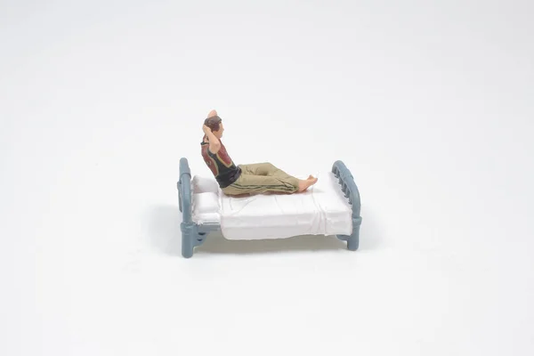 Minifiguur Van Man Bed Witte Achtergrond — Stockfoto