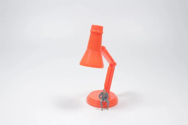 Mini Figura Del Hombre Sentado Lámpara — Foto de Stock