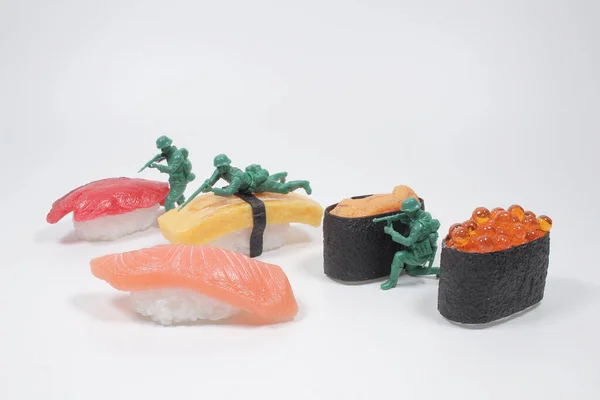 Sushi Con Mini Soldatini Sfondo Bianco — Foto Stock