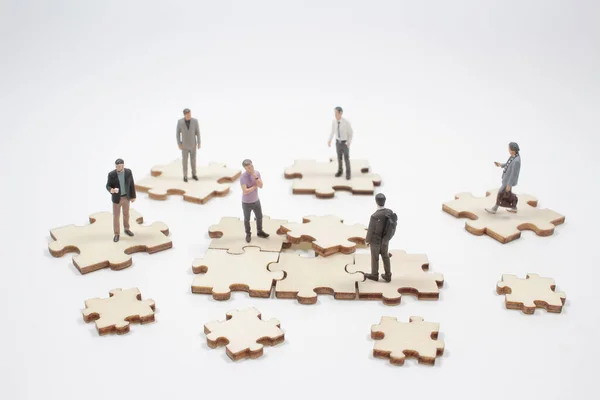 Mini Figure Persone Con Puzzle Legno — Foto Stock