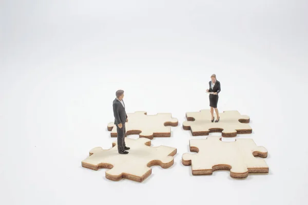 Mini Figures Personnes Avec Des Puzzles Bois — Photo