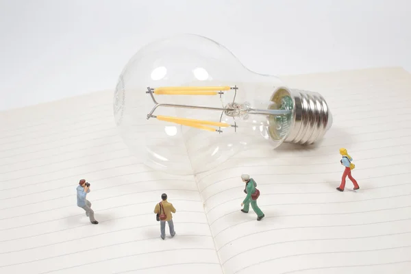 Figurines Miniatures Personnes Avec Grande Lampe — Photo