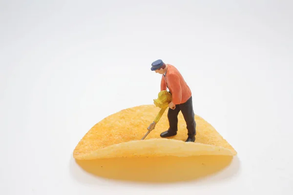 Mini Figure Worker Cleaning Potato Chip — Stock Photo, Image