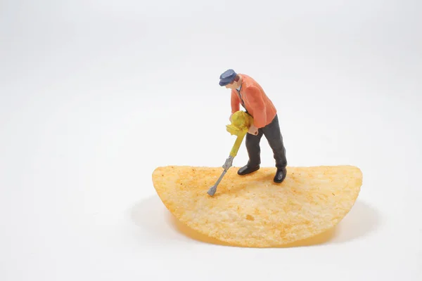 Mini Figure Worker Cleaning Potato Chip — Stock Photo, Image