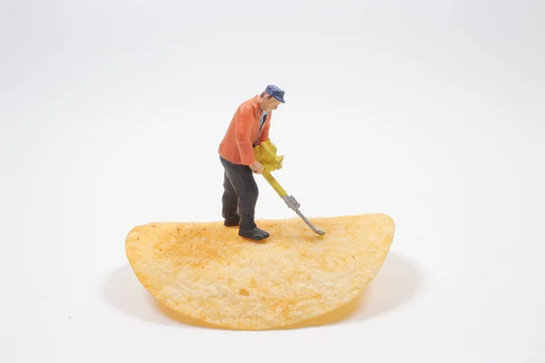 Minifigur Eines Arbeiters Der Kartoffelchips Reinigt — Stockfoto