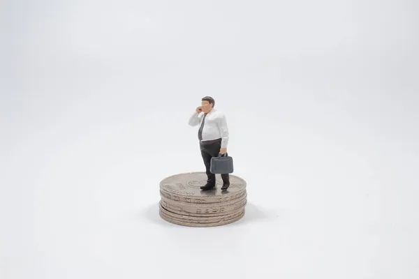 Mini Figura Hombre Negocios Pie Sobre Monedas Con Teléfono — Foto de Stock