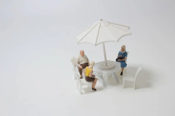ミニテーブルに傘を差して座り — ストック写真