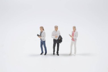 Beyaz arka planda izole edilmiş küçük insan figürleri