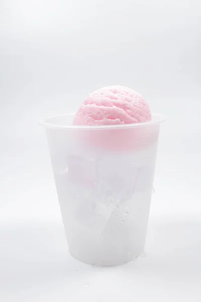白い背景にアイスクリームソーダのプラスチックカップ — ストック写真