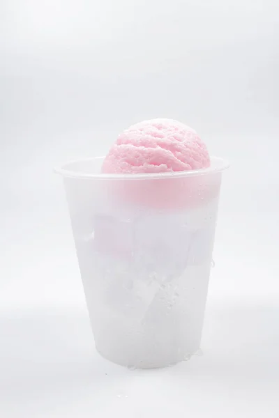 Taza Plástico Refresco Helado Sobre Fondo Blanco — Foto de Stock