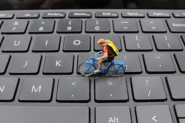 Minifiguur Van Man Rijden Fiets Laptop Toetsenbord — Stockfoto
