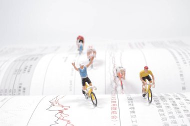 Açık kitap sayfalarındaki insanların mini figürleri