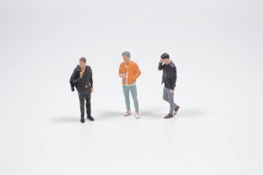 Beyaz arka planda izole edilmiş küçük insan figürleri