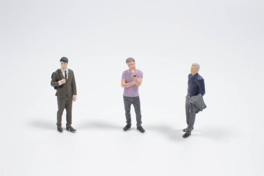 Beyaz arka planda izole edilmiş küçük insan figürleri