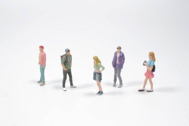 Beyaz arka planda izole edilmiş küçük insan figürleri