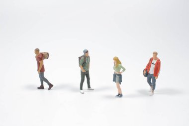 Beyaz arka planda izole edilmiş küçük insan figürleri