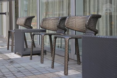 Sokak kafesinde siyah metal katlanır sandalyeler.