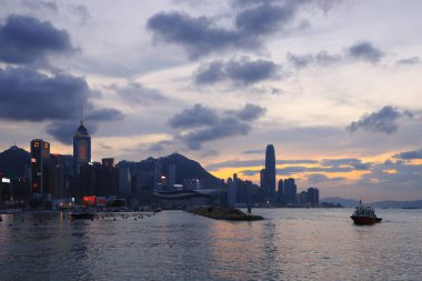 Causeway Körfezi Tayfunu, Hong Kong, 14 Ekim 2021 'in gün batımı manzarası 