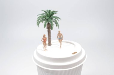 Kağıt bardak kılıfına mayo giymiş mini kız.